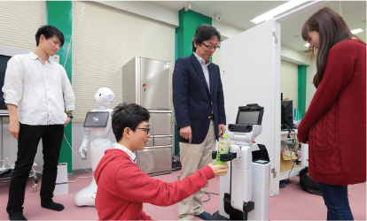トヨタ自動車と産学協同開発を行っているH S Rでは、人工知能の学習やソフト開発を担当。