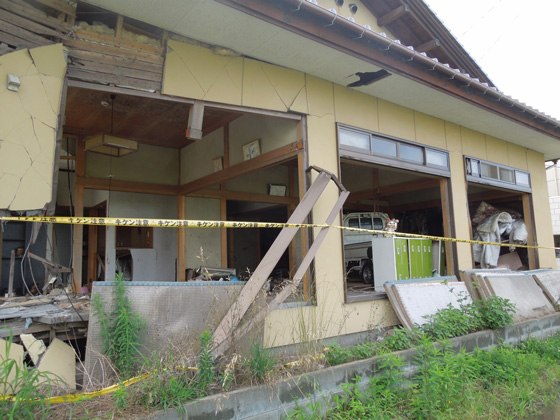 2013.7富岡駅周辺の津波被害のままの住宅