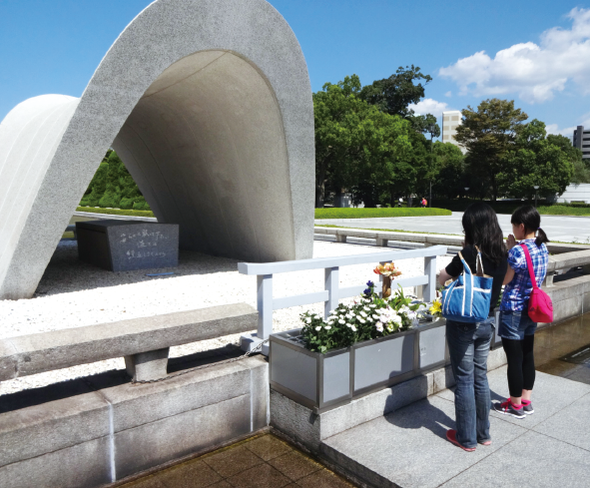 広島でのゼミ研修で平和記念公園を訪れる学生たち